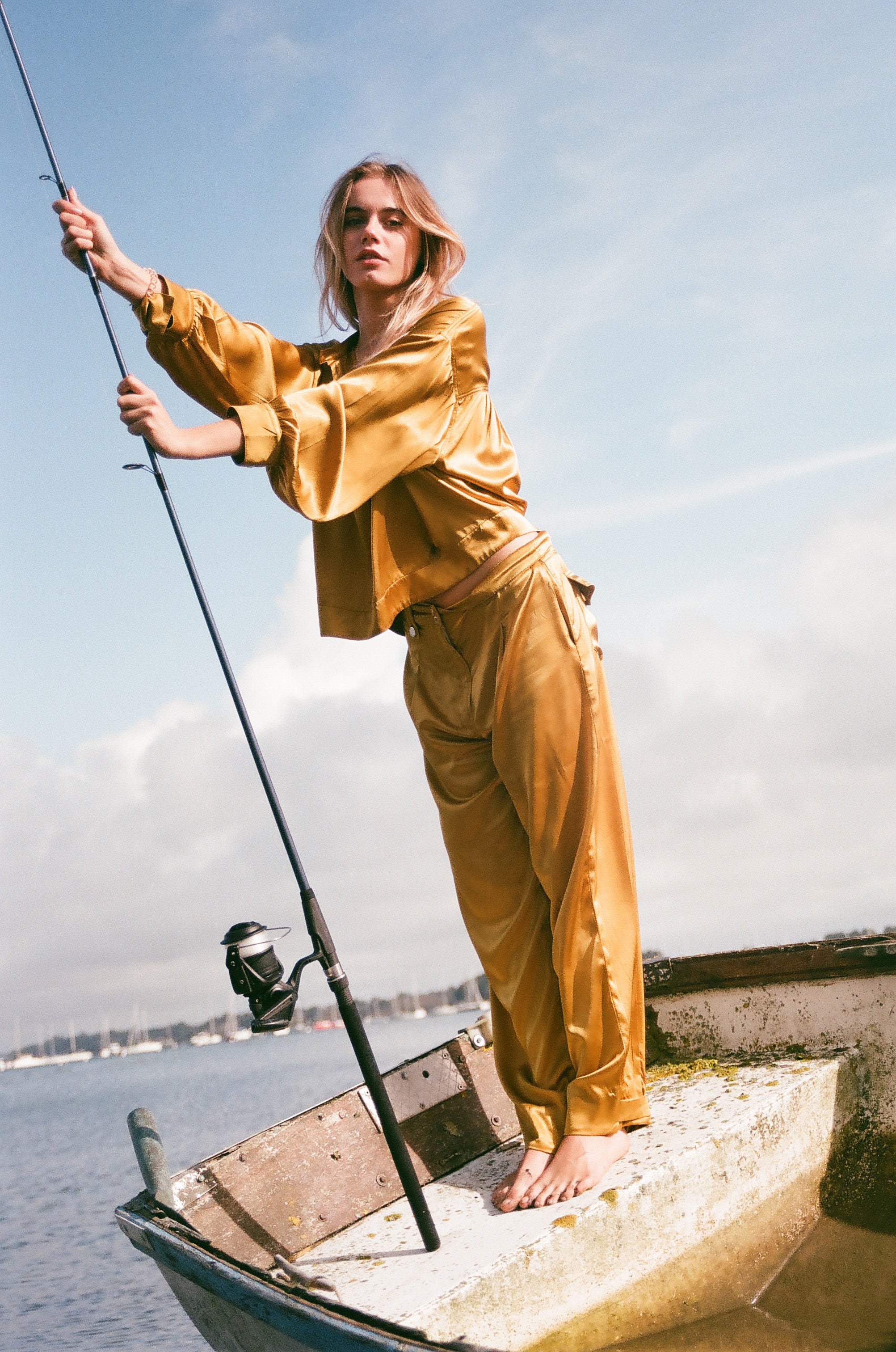 PANTALON SABLIER EN SOIE-HEURE DOREE